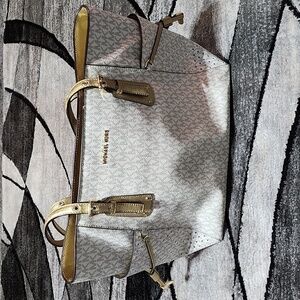 MICHAEL KORS SIGNATURE GOLD SHOULDER TOTE PURSE